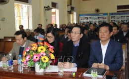 Tiếp x&uacute;c cử tri tại huyện Hưng H&agrave;