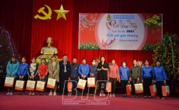 Trao 500 suất qu&agrave; tết cho c&ocirc;ng nh&acirc;n lao động