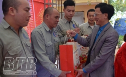 Trao 704 suất qu&agrave; tết cho c&ocirc;ng nh&acirc;n lao động