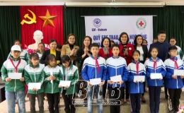 Trao học bổng của Quỹ EDF cho học sinh c&oacute; ho&agrave;n cảnh kh&oacute; khăn tại huyện Kiến Xương