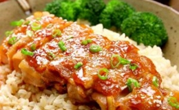 Chế biến thịt g&agrave; đ&ugrave;i đậm sốt cho bữa tối