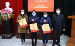 C&ocirc;ng đo&agrave;n ng&agrave;nh gi&aacute;o dục tỉnh: Trao gần 500 suất qu&agrave; cho đo&agrave;n vi&ecirc;n, người lao động