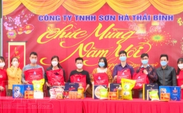 C&ocirc;ng ty TNHH Sơn H&agrave; trao 2.400 suất qu&agrave; tết cho người lao động