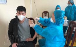  Đợt 36 Th&aacute;i B&igrave;nh tổ chức ti&ecirc;m 128.382 liều vắc-xin ph&ograve;ng Covid-19