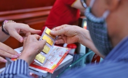 Gi&aacute; v&agrave;ng lao dốc