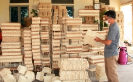 L&agrave;m gi&agrave;u từ m&acirc;y tre đan