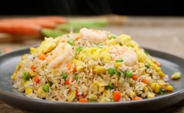 M&oacute;n cơm rang t&ocirc;m trứng dưới tay đầu bếp chuy&ecirc;n nghiệp