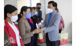 Trao 50 suất qu&agrave; tết cho c&ocirc;ng nh&acirc;n lao động c&oacute; ho&agrave;n cảnh kh&oacute; khăn