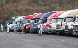 Vẫn c&ograve;n h&agrave;ng ngh&igrave;n xe n&ocirc;ng sản &ldquo;tắc đường&rdquo; ở Lạng Sơn