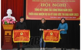 Gần 2,2 tỷ đồng tiền qu&agrave; trao cho đo&agrave;n vi&ecirc;n, c&ocirc;ng nh&acirc;n lao động