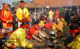 Lễ hội ch&ugrave;a Keo m&ugrave;a xu&acirc;n: Thu h&uacute;t với hội thi k&eacute;o lửa nấu cơm