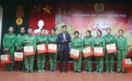 Li&ecirc;n đo&agrave;n Lao động th&agrave;nh phố: Trao 813 suất qu&agrave; tết cho c&ocirc;ng nh&acirc;n lao động c&oacute; ho&agrave;n cảnh kh&oacute; khăn