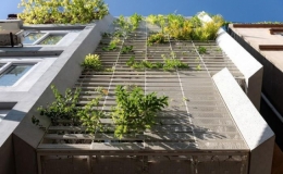 Ng&ocirc;i nh&agrave; độc đ&aacute;o với c&acirc;y cầu nhỏ ở mặt tiền