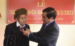 Tặng Huy hiệu 75 năm tuổi Đảng cho đảng vi&ecirc;n B&ugrave;i Xu&acirc;n Thảo