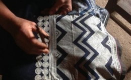 Độc đ&aacute;o nghệ thuật in hoa văn bằng s&aacute;p ong của người Dao Tiền