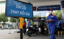 Gi&aacute; xăng RON 95 l&ecirc;n s&aacute;t 22.000 đồng một l&iacute;t