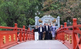 Hai Thủ tướng Việt Nam v&agrave; L&agrave;o tham quan kh&ocirc;ng gian văn ho&aacute;, lịch sử hồ Ho&agrave;n Kiếm