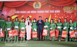 Li&ecirc;n đo&agrave;n Lao động th&agrave;nh phố: Trao 638 suất qu&agrave; tết cho đo&agrave;n vi&ecirc;n, người lao động c&oacute; ho&agrave;n cảnh kh&oacute; khăn