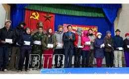 Li&ecirc;n đo&agrave;n Lao động tỉnh: Trao 132 suất qu&agrave; tết cho hộ ngh&egrave;o, hộ c&oacute; ho&agrave;n cảnh kh&oacute; khăn