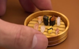 Nh&agrave; h&agrave;ng b&aacute;n miếng sushi b&eacute; bằng hạt gạo