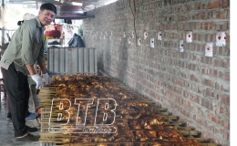 Th&aacute;i Xuy&ecirc;n: Cả l&agrave;ng đỏ lửa nướng c&aacute; ng&agrave;y cận tết