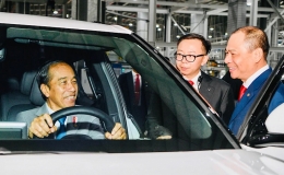 Tổng thống Indonesia thăm Tổ hợp Nh&agrave; m&aacute;y sản xuất &ocirc;-t&ocirc;, xe m&aacute;y điện VinFast