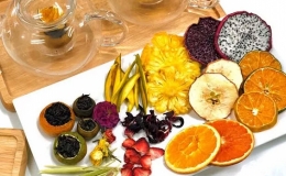 Tự tay sấy c&aacute;c loại hoa quả d&ugrave;ng l&agrave;m nguy&ecirc;n liệu pha tr&agrave; tr&aacute;i c&acirc;y tiếp kh&aacute;ch ng&agrave;y Tết