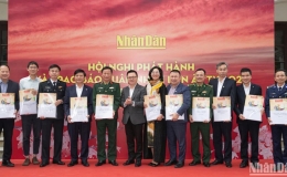 B&aacute;o Nh&acirc;n D&acirc;n trao hơn 40 ngh&igrave;n số b&aacute;o Xu&acirc;n Ất Tỵ 2025 tặng c&aacute;n bộ, chiến sĩ bi&ecirc;n giới, hải đảo