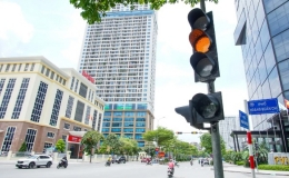 Bộ C&ocirc;ng an: Vượt đ&egrave;n đỏ để nhường đường cho xe cấp cứu sẽ kh&ocirc;ng bị xử phạt