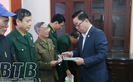 C&ocirc;ng ty Cổ phần Tập đo&agrave;n ThaiBinh Seed: Trao 20 suất qu&agrave; cho cựu chiến binh c&oacute; ho&agrave;n cảnh kh&oacute; khăn tr&ecirc;n địa b&agrave;n th&agrave;nh phố 