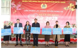 Li&ecirc;n đo&agrave;n Lao động huyện Hưng H&agrave;:  Trao tặng 300 suất qu&agrave; cho đo&agrave;n vi&ecirc;n, người lao động c&oacute; ho&agrave;n cảnh kh&oacute; khăn