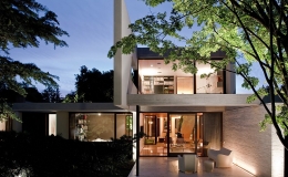 Ng&ocirc;i biệt thự hiện đại nhiều g&oacute;c mở giữa thảm thực vật xanh