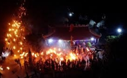 Người d&acirc;n xin lửa về nh&agrave; lấy may