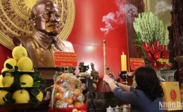 Ph&oacute; Chủ tịch nước V&otilde; Thị &Aacute;nh Xu&acirc;n d&acirc;ng hương tưởng nhớ Chủ tịch T&ocirc;n Đức Thắng