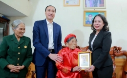 Ph&oacute; Chủ tịch nước V&otilde; Thị &Aacute;nh Xu&acirc;n thăm, ch&uacute;c Tết v&agrave; tặng qu&agrave; tại Ph&uacute; Thọ