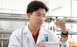 Sinh vi&ecirc;n nghi&ecirc;n cứu b&agrave;o chế dược chất qu&yacute; từ m&atilde;ng cầu xi&ecirc;m