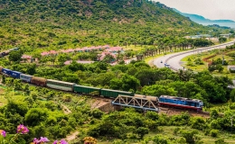 T&agrave;u Thống Nhất v&agrave;o danh s&aacute;ch 9 đo&agrave;n t&agrave;u đ&aacute;ng trải nghiệm 2025