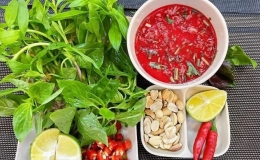 Tiết canh v&agrave;o danh s&aacute;ch 100 m&oacute;n tệ nhất thế giới 2025