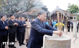 Tổng B&iacute; thư T&ocirc; L&acirc;m d&acirc;ng hương tại Khu Di t&iacute;ch Quốc gia đặc biệt Cố đ&ocirc; Hoa Lư
