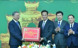 Tổng B&iacute; thư T&ocirc; L&acirc;m thăm, ch&uacute;c Tết Đảng bộ, ch&iacute;nh quyền, nh&acirc;n d&acirc;n tỉnh Hưng Y&ecirc;n