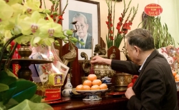 Tổng B&iacute; thư T&ocirc; L&acirc;m thắp hương tưởng niệm c&aacute;c đồng ch&iacute; nguy&ecirc;n l&atilde;nh đạo Đảng, Nh&agrave; nước
