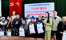 Th&agrave;nh phố: Trao 107 suất qu&agrave; tết tại x&atilde; Đ&ocirc;ng H&ograve;a
