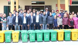  Vũ Thư: Cấp ph&aacute;t vật tư ph&acirc;n loại r&aacute;c thải cho người d&acirc;n