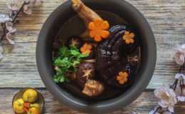 Cuối tuần bồi bổ sức khỏe cho cả nh&agrave; với m&oacute;n g&agrave; hầm nấm ngon xuất sắc