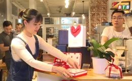 Hoa hồng, chocolate vẫn l&agrave; những m&oacute;n qu&agrave; được ưa chuộng trong dịp Valentine năm nay