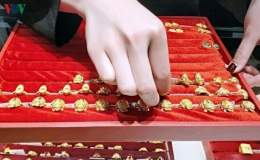 Gi&aacute; v&agrave;ng tiếp tục tăng, v&agrave;ng thế giới vẫn cao hơn gi&aacute; v&agrave;ng SJC