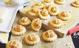 B&aacute;nh dứa thơm ngon đ&atilde;i kh&aacute;ch dịp Tết