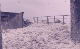  Bọt biển bao phủ ng&ocirc;i l&agrave;ng ở Ireland