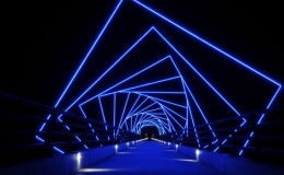  Cầu đi bộ ph&aacute;t s&aacute;ng như phim khoa học viễn tưởng