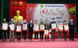  Chương tr&igrave;nh trao qu&agrave; Tết sum vầy - Kết nối y&ecirc;u thương